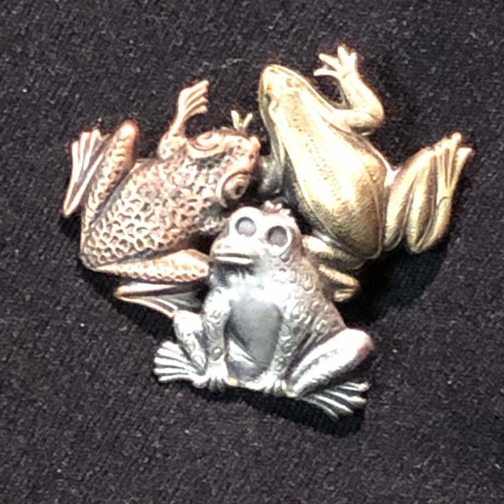 💜 3/$15 SALE 💜Vintage Lapel Pin-3 Metals 3 Frogs🐸